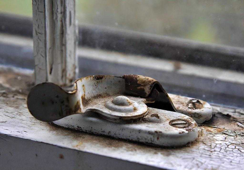 Sikkerhetslåser for⁢ vinduer​ - Slik beskytter ‍du boligen ⁤mot innbrudd